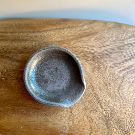 wheel-thrown spoon rest • grey